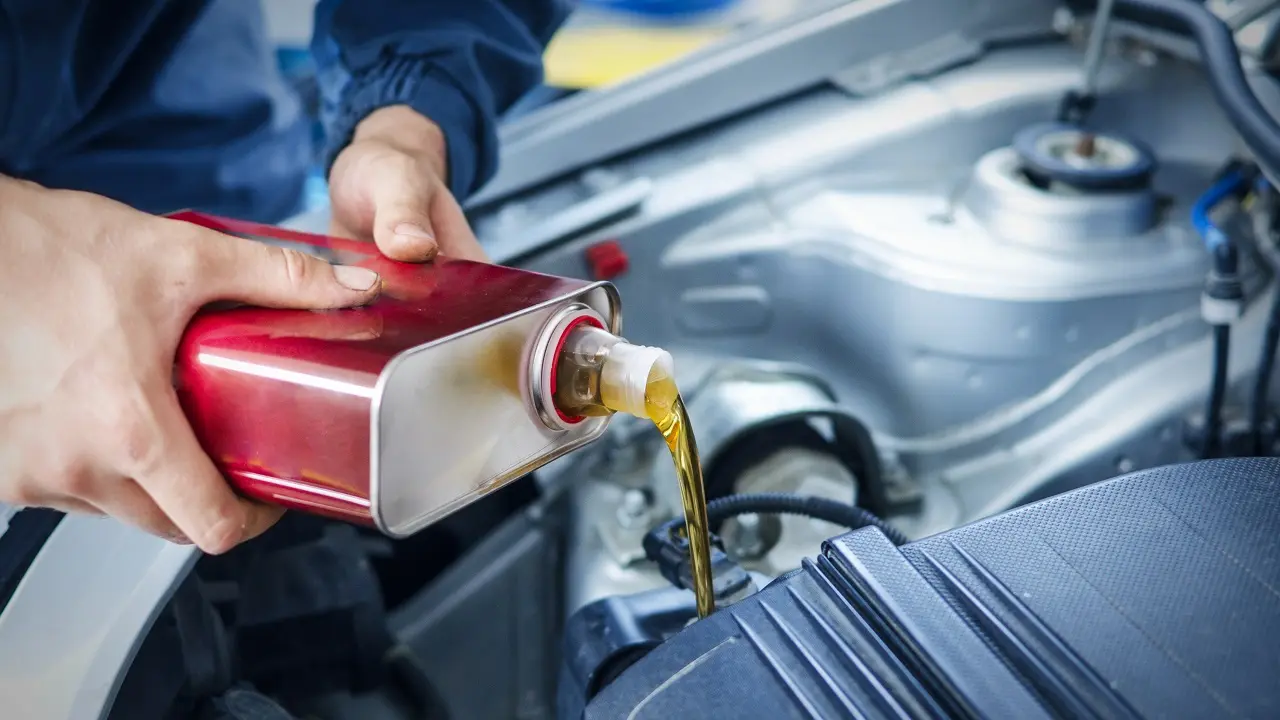 Como escolher o óleo lubrificante ideal para o seu veículo?