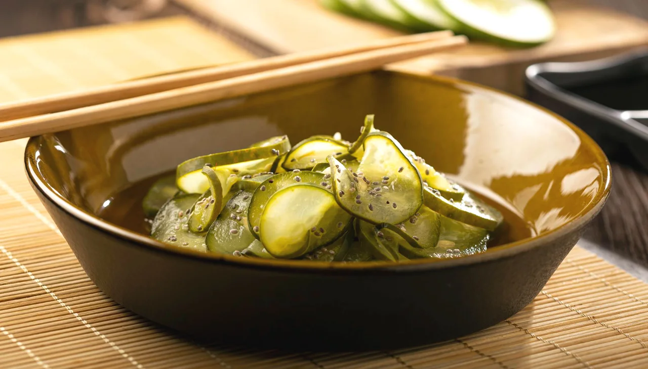 Aprenda a fazer a famosa salada de pepino japonesa que irá te impressionar