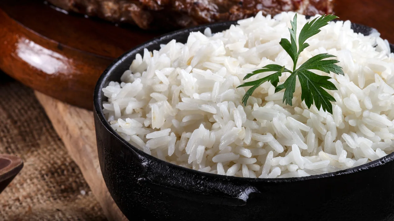 Afinal, o arroz branco é saudável ou não?