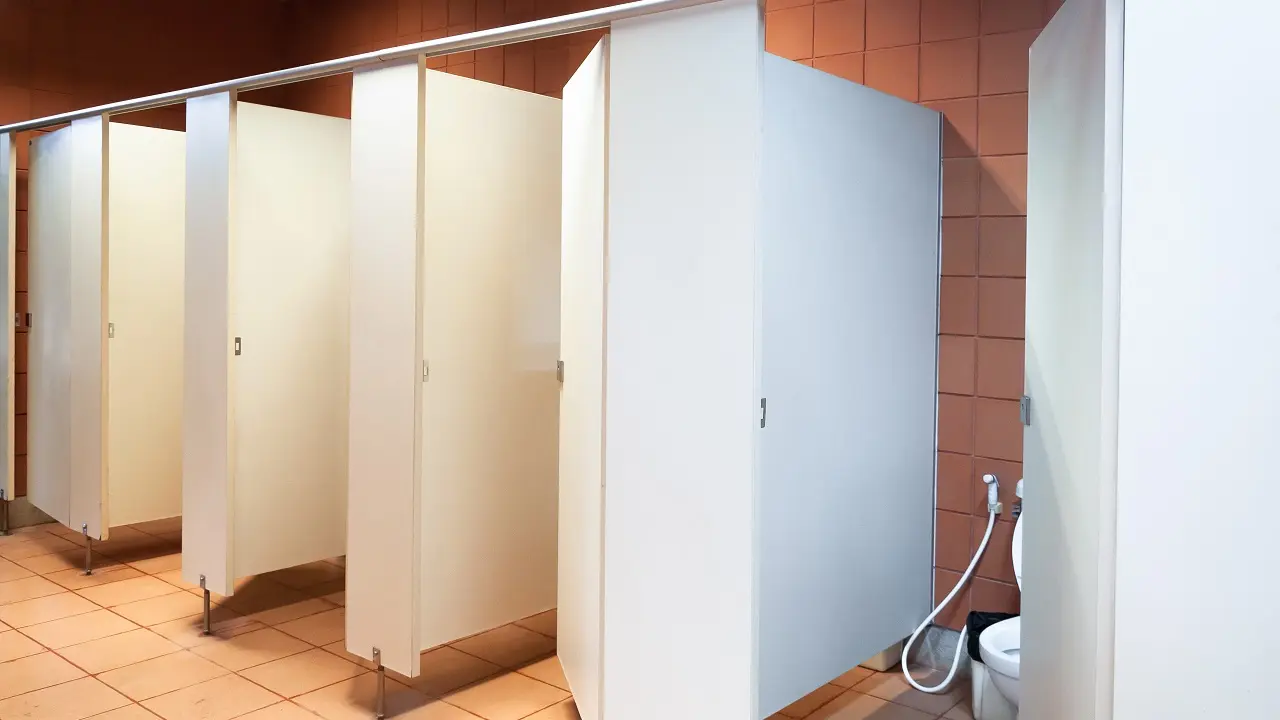 Por que as portas de banheiros públicos não vão até o chão?