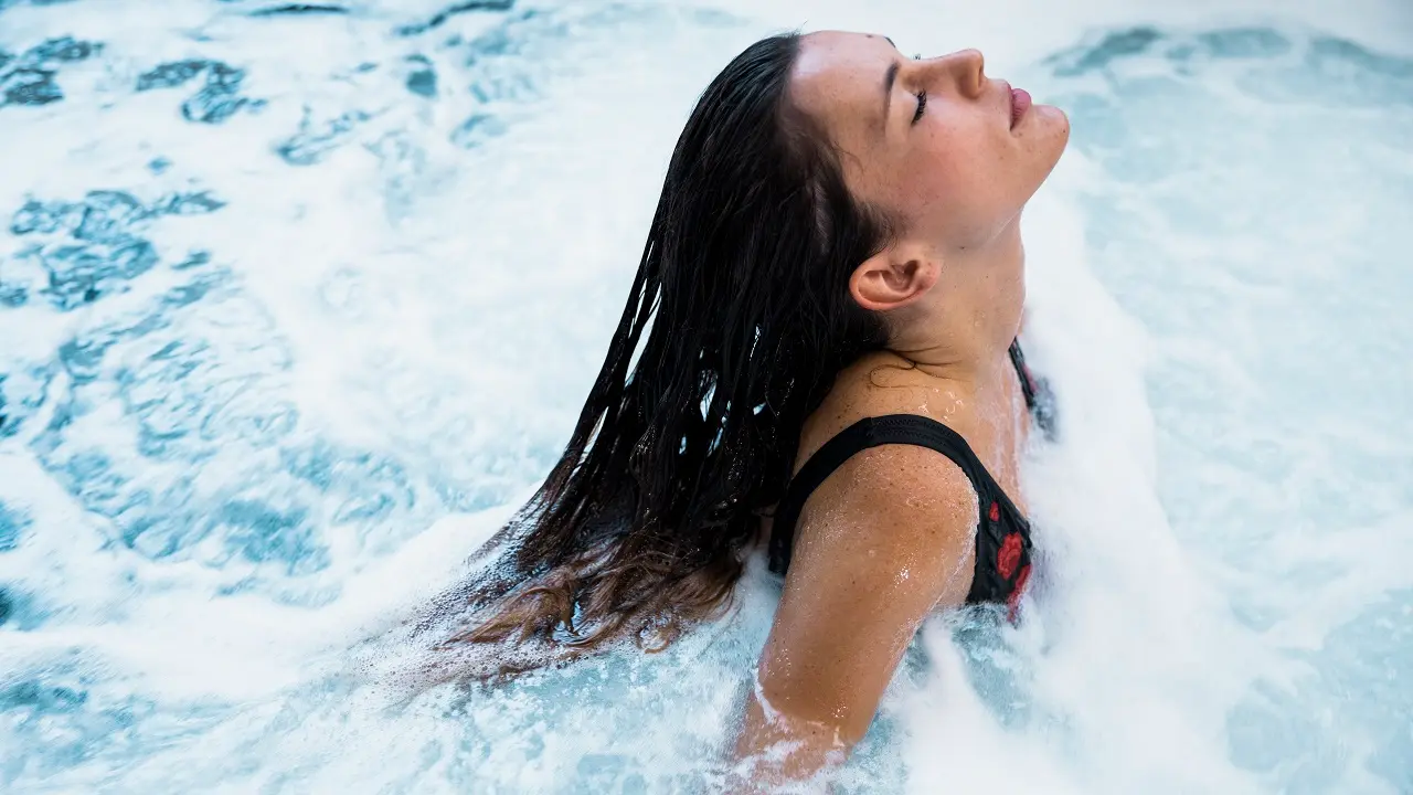 4 cuidados para ter cabelos hidratados e brilhantes mesmo com a piscina e o calor
