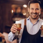 6 segredos da felicidade dos garçons que trabalham em bares