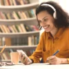 Mulher estudando na biblioteca.