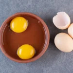 Ovos com duas gemas! É seguro para consumo? Descubra