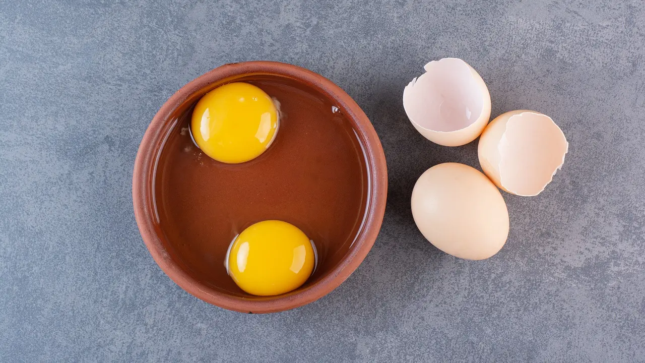 Ovos com duas gemas! É seguro para consumo? Descubra