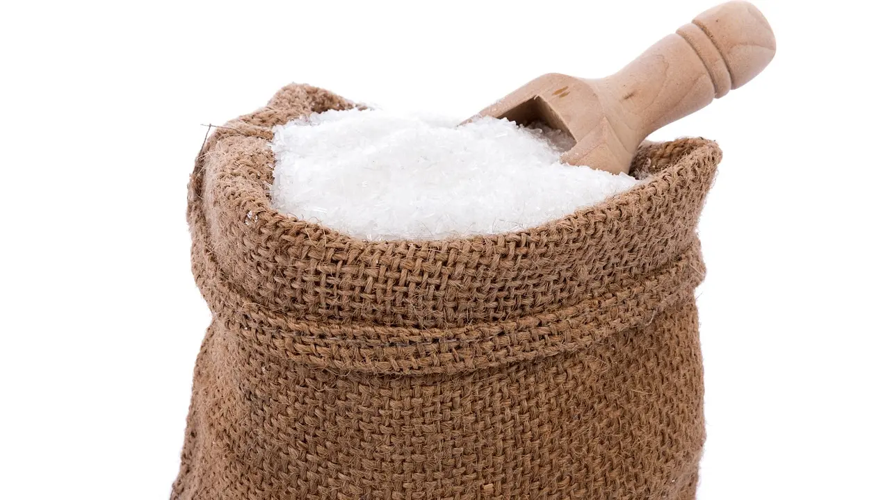 Veja rituais com sal para atrair sorte e riqueza