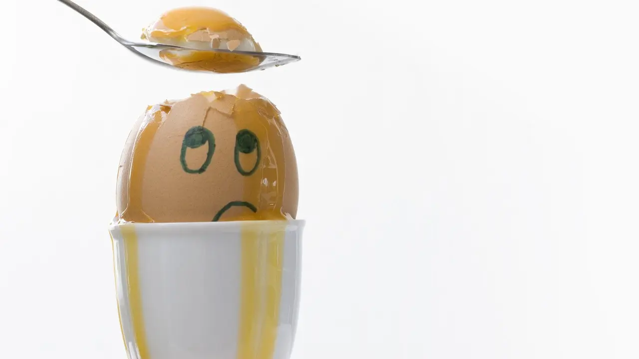 A técnica de quebrar um ovo corretamente: sim, ela existe