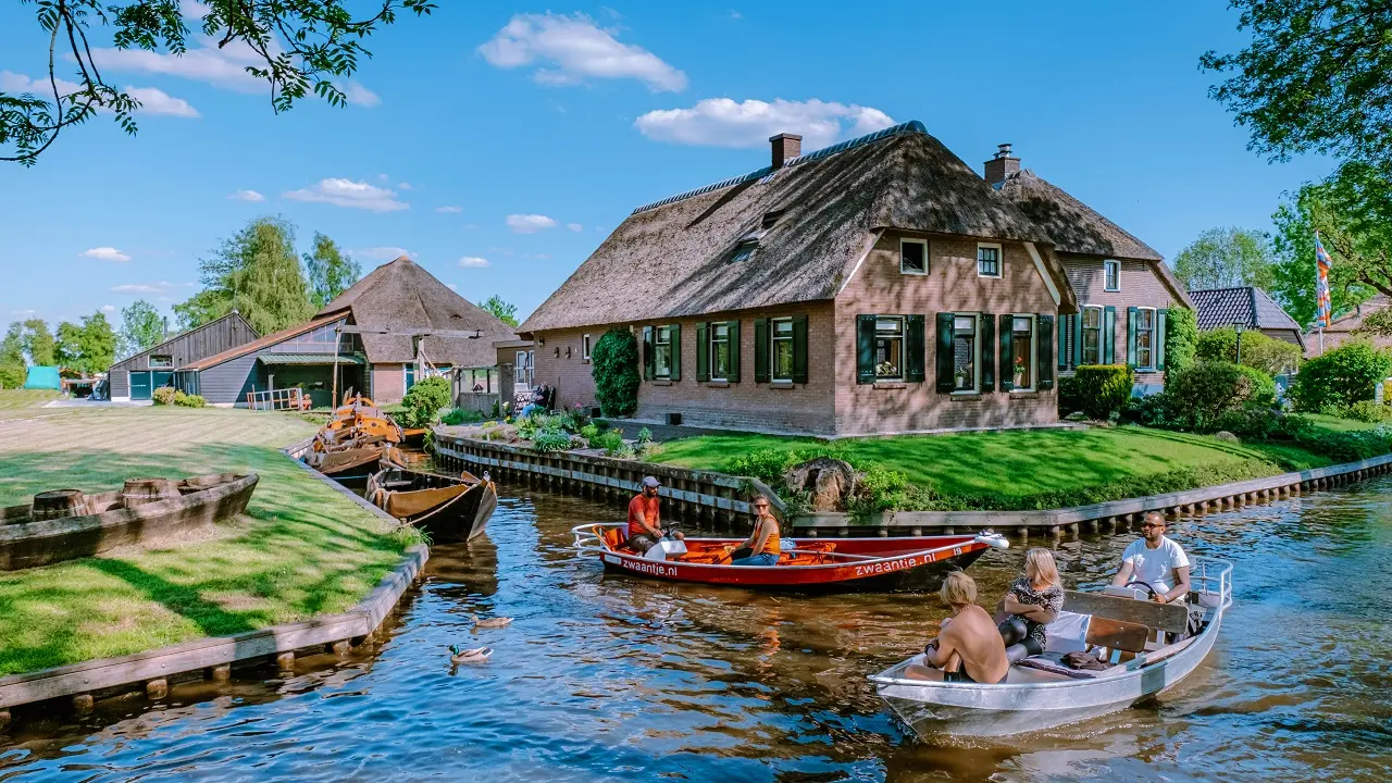 Descubra Giethoorn: Uma vila holandesa sem estradas, onde canais serenos e barcos criam uma experiência única de vida