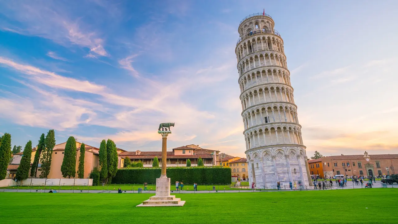 Por que a torre de Pisa é inclinada e por que ela não cai? Confira