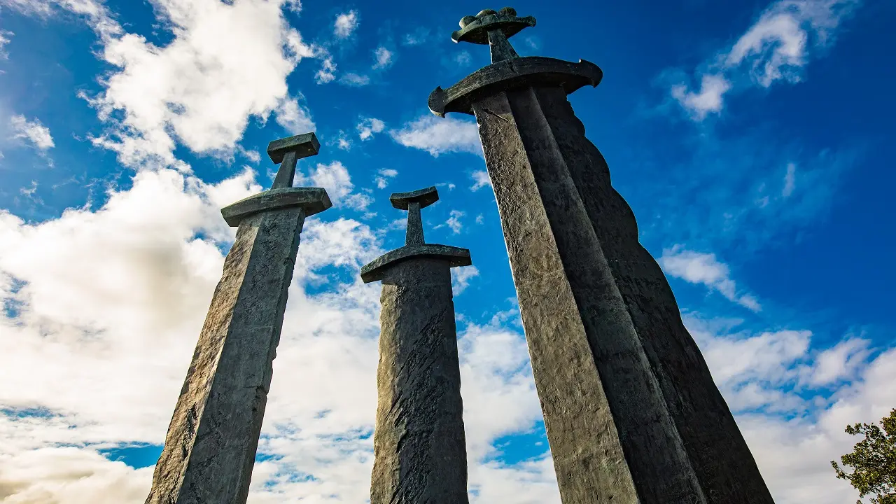 Veja onde fica o monumento com as espadas gigantes do Vikings