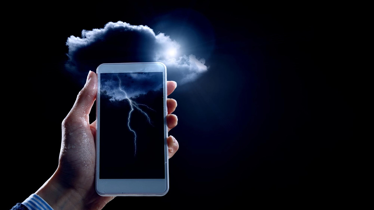É perigoso usar o celular durante tempestades elétricas?