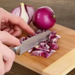 O segredo dos profissionais para cortar cebola sem ficar com o cheiro nas mãos
