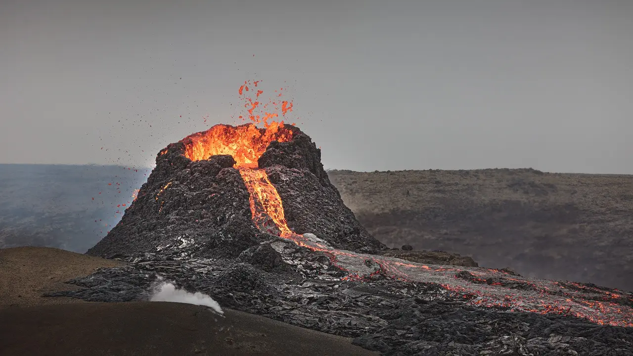 Islândia: Terra de 32 vulcões ativos. Explore sua paisagem única, formada por intensa atividade tectônica e calor subterrâneo
