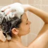 Mulher lavando o cabelo.