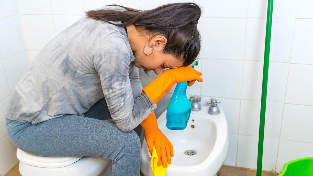 Erros comuns que quase todo mundo comete ao limpar o banheiro