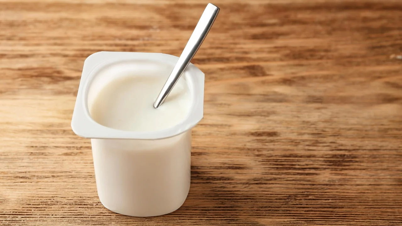 O verdadeiro significado do líquido na superfície do iogurte que você não sabia