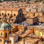 Conheça a histórica cidade vermelha com a melhor comida da Itália