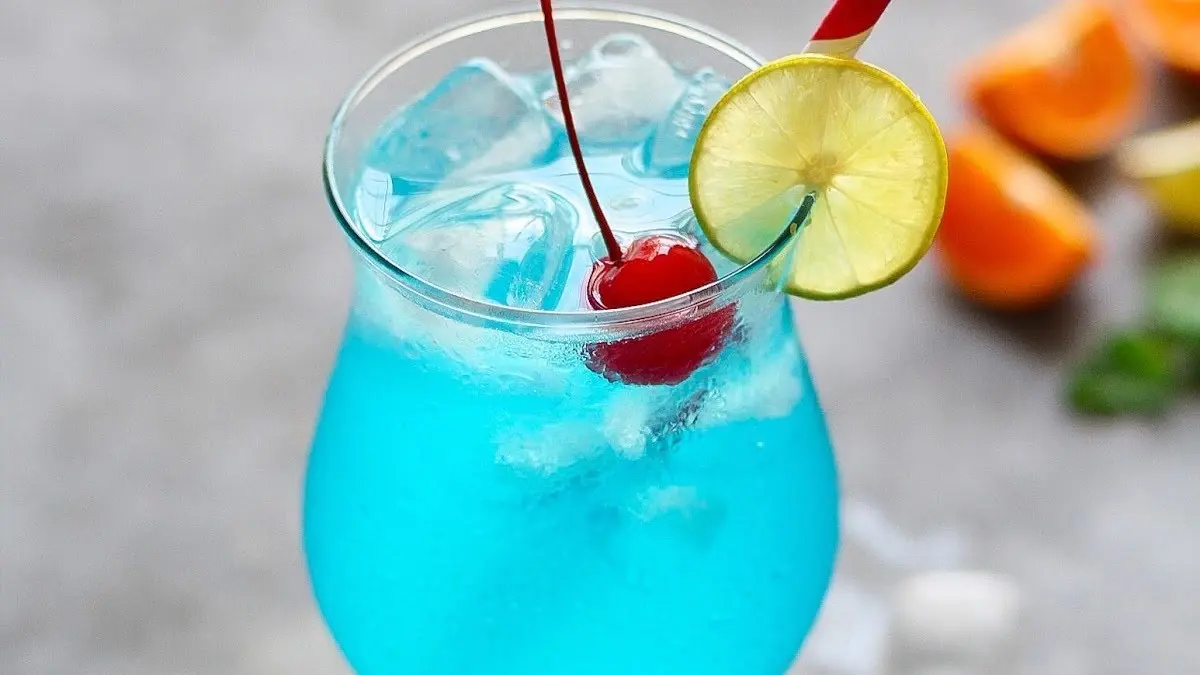 Drink Lagoa Azul: bartender gringo da receita pelo famoso coquetel