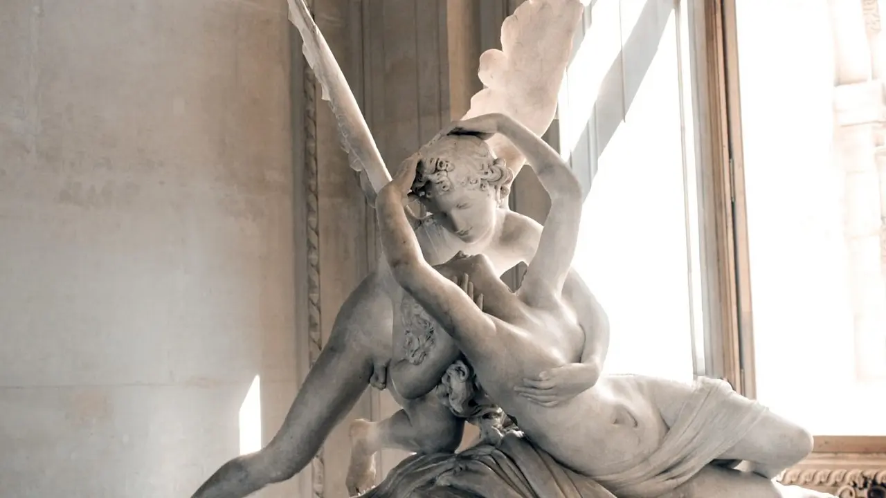 A obra de eros (cupido) e psique (Alma) no museu de Louvre em Paris