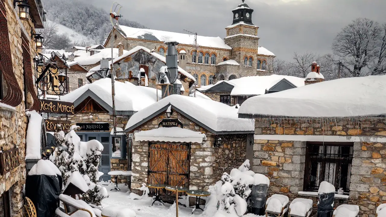 Conheça uma das vilas mais bonitas da Europa que fica em Grécia