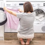 Por que há pessoas virando a roupa do avesso antes de lavar?