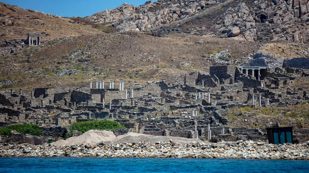 Ao lado da famosa Mykonos, encontra-se Delos, uma ilha seca conhecida apenas pelos amantes da história.