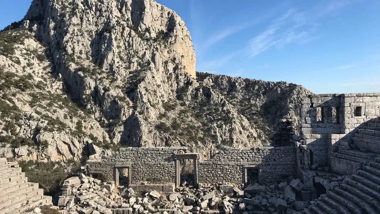 Termesso: Explore a cidade-fantasma de Termesso, onde Alexandre, o Grande, temeu os "bárbaros" e descubra feitos mitológicos e ruínas preservadas