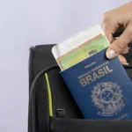 Por que você não deveria guardar o passaporte na bagagem de mão?