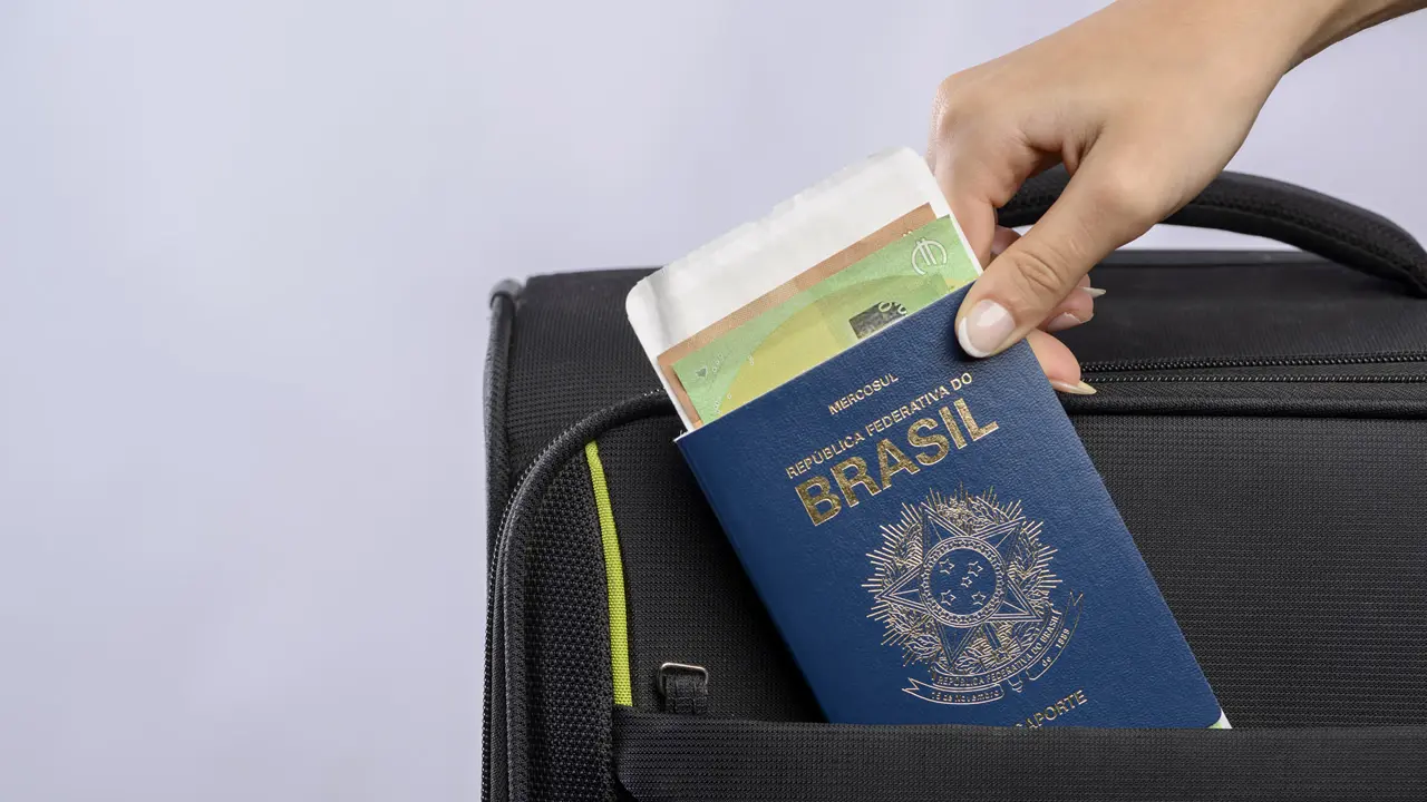Por que você não deve guardar o passaporte na bagagem de mão?
