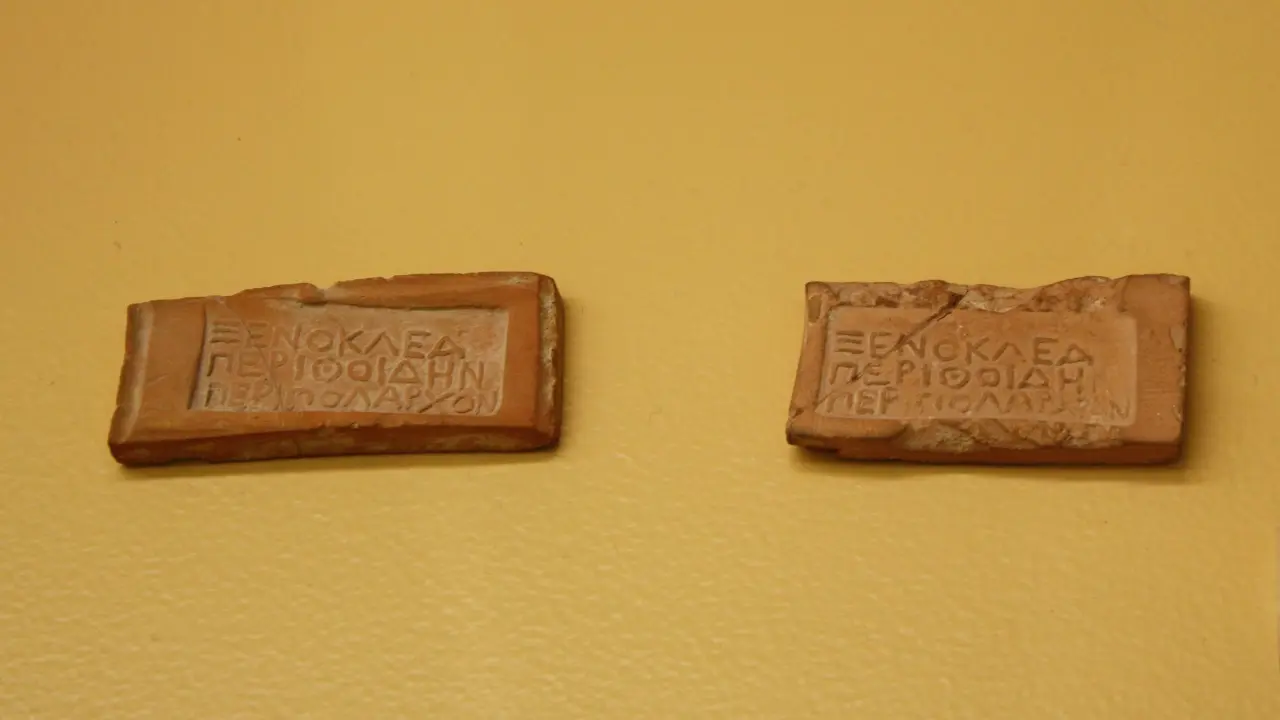 "tokens" de argila eram os passaportes na Grécia antiga