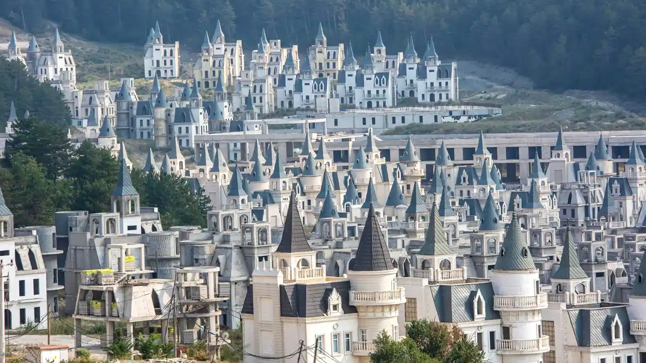 Cidade fantasma abandonada custou US$ 200 milhões e parece a Disney