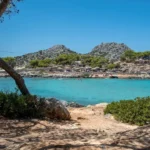 Conheça a ilha grega linda e barata que fica do lado de Atenas