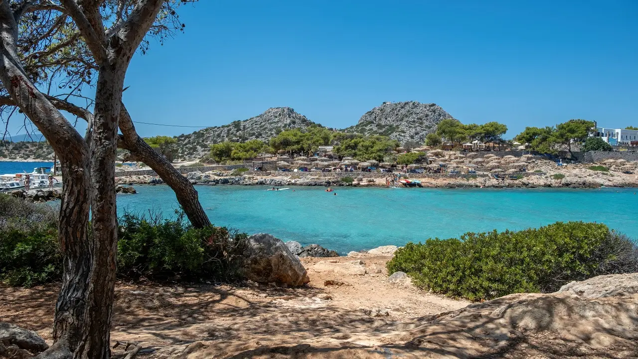 Conheça a ilha grega linda e barata que fica do lado de Atenas