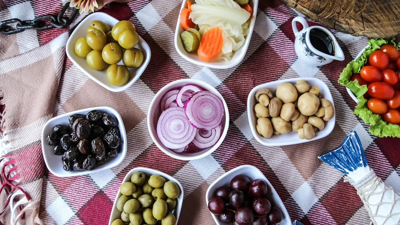 Descubra por que a dieta mediterrânea é objeto de estudo pela principal universidade mundial. Conheça seus benefícios e relevância.