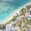 Descubra como as Maldivas regulam o consumo de álcool, permitindo-o apenas dentro dos resorts de luxo para turistas.