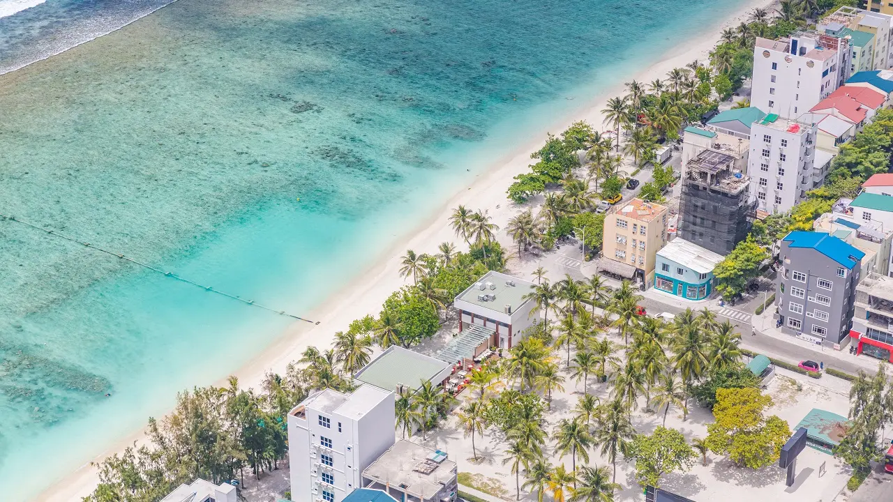Descubra como as Maldivas regulam o consumo de álcool, permitindo-o apenas dentro dos resorts de luxo para turistas.