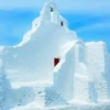 A famosa igreja de Mykonos panagia Paraportiani em Míconos, um complexo único de cinco igrejas, destaque arquitetônico e histórico da ilha.