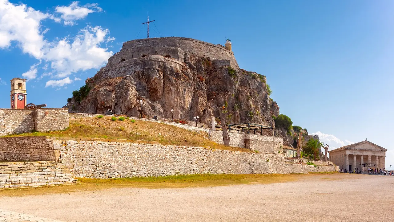 pátio da antiga fortaleza veneziana em Kerkyra, Corfu, Grécia, com a torre do relógio e a Igreja de São Jorge