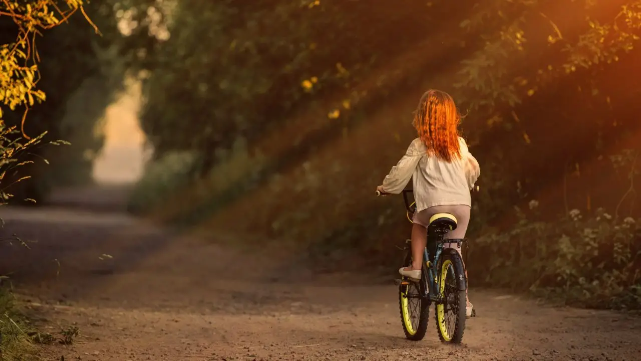 Criança andando de bicicleta