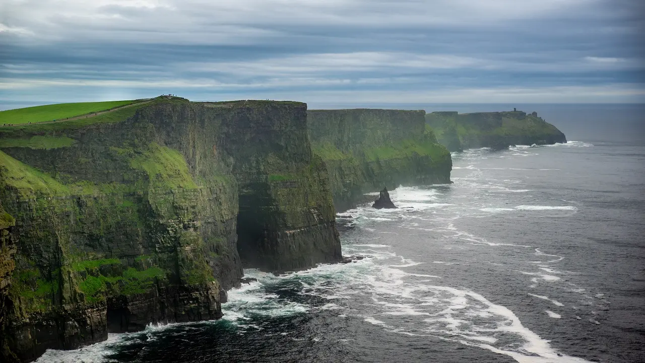 Bela vista das falésias de Moher, na Irlanda