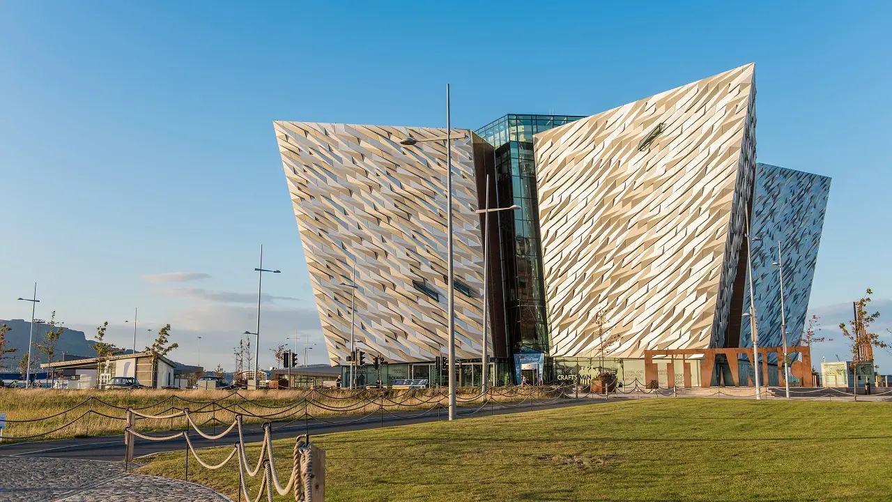 O museu de Titanic em Belfast, Irlanda do Norte