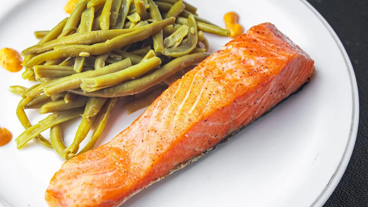 Salmão grelhado com salada de feijão-verde