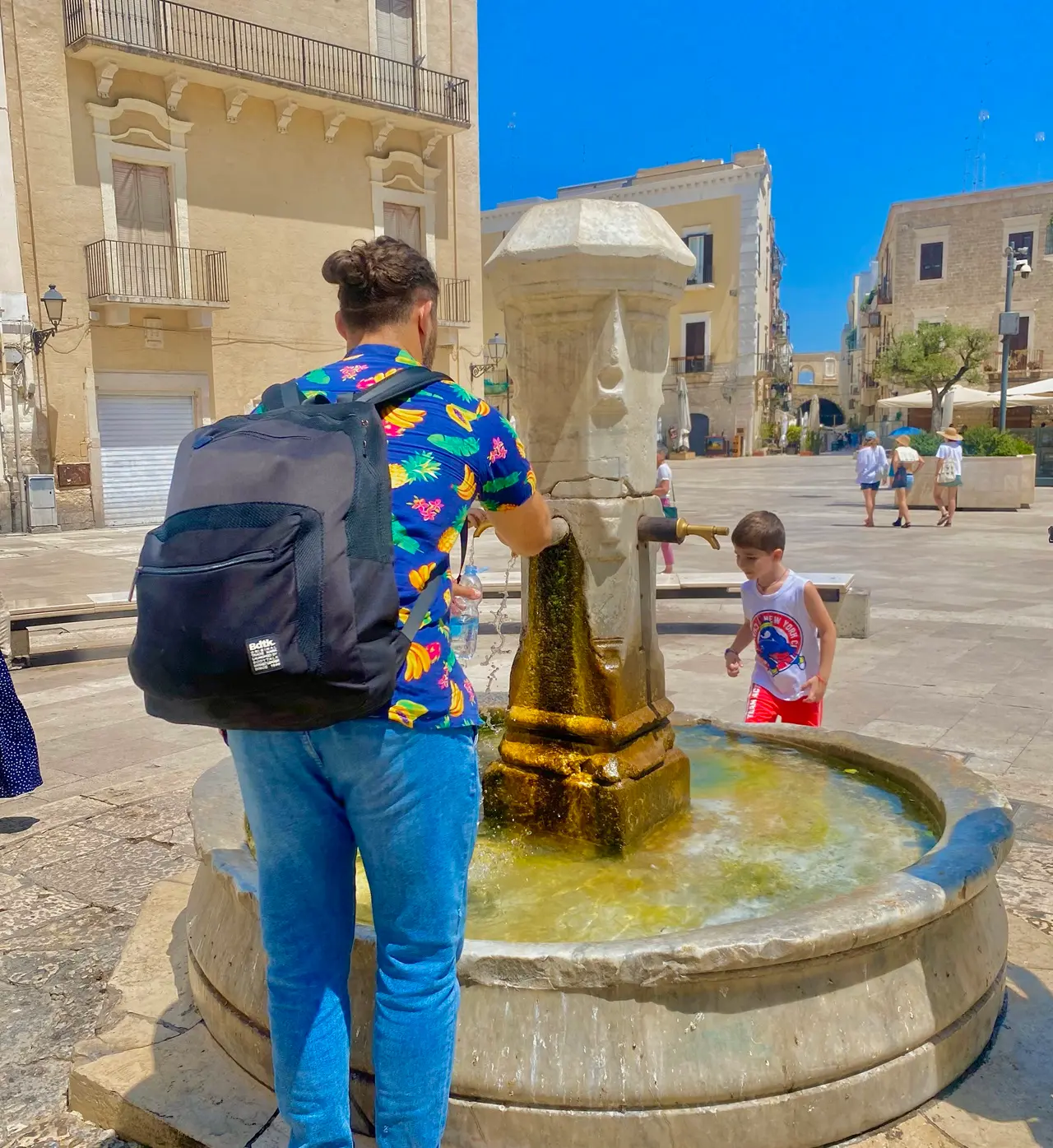 No centro de Bari, você pode encontrar fontes de água pública conhecidas como “cape de firr”. Estas fontes tradicionais estão espalhadas pela cidade e pela região da Apúlia, facilitando o acesso à água potável para moradores e turistas.