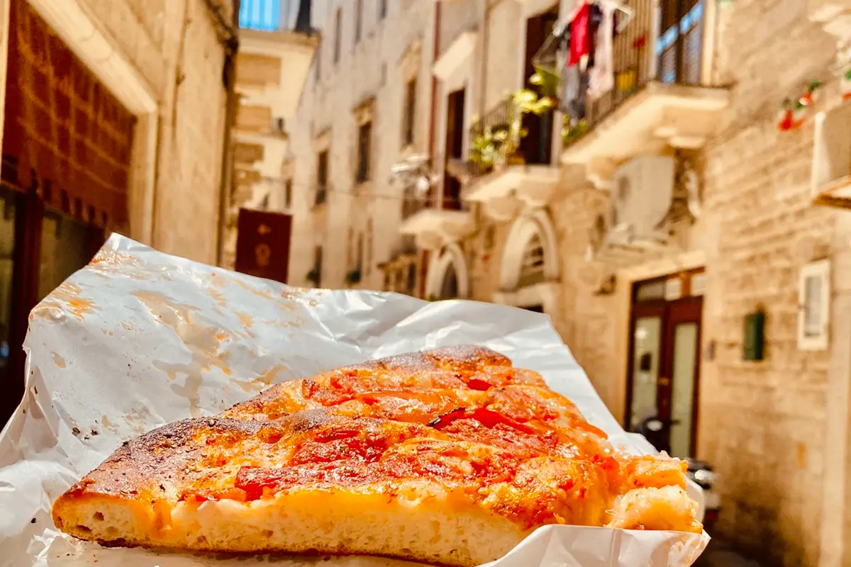 A focaccia é um pão italiano versátil, temperado com ervas e enriquecido com ingredientes variados, perfeito para qualquer ocasião.