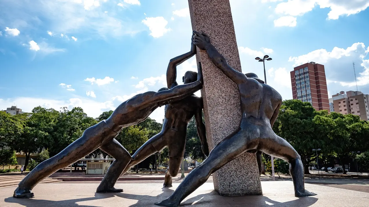 Monumento às Três Corridas na Praça Dr. Pedro Ludovico Teixeira 