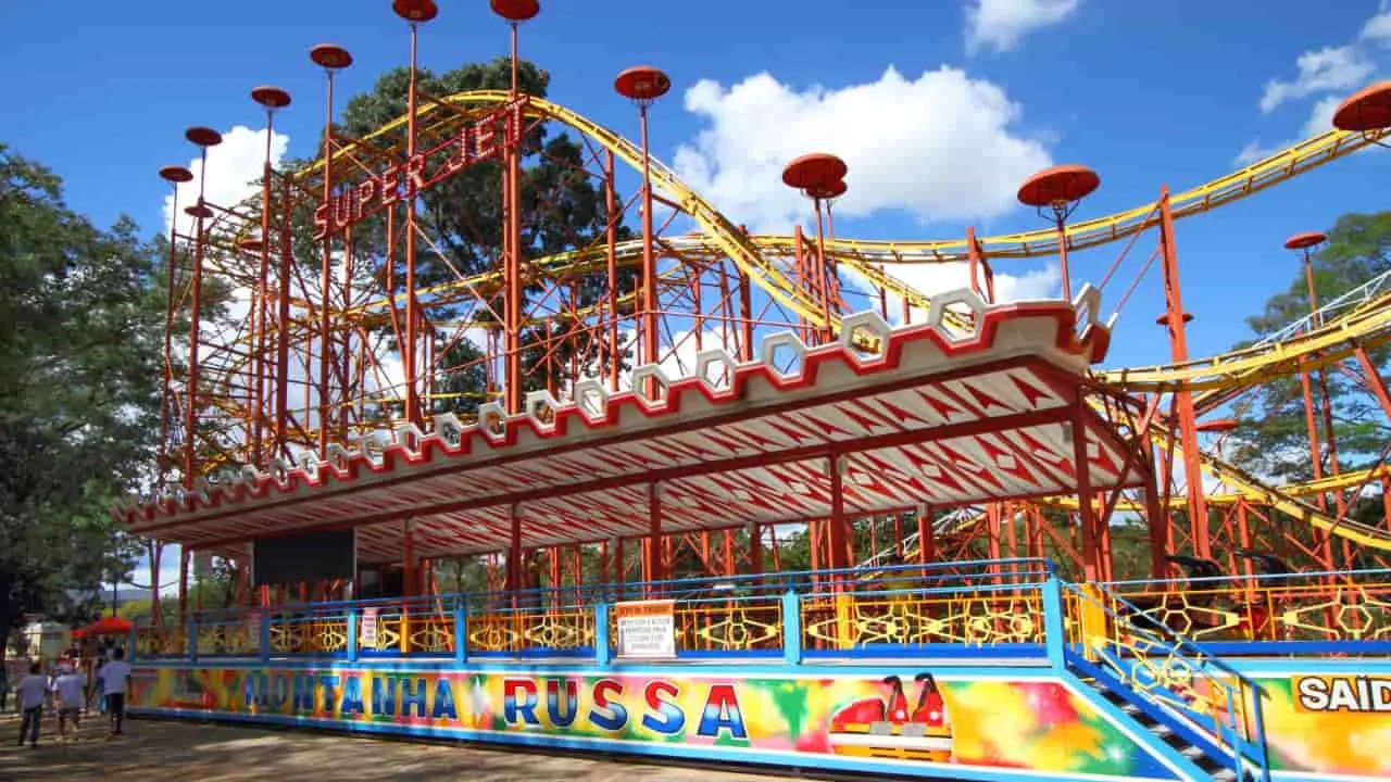 Parque Mutirama em GoiâniaO Parque Bosque de Buritis, localizado em Goiânia, é um dos principais espaços de lazer e preservação ambiental da cidade. Bosque dos Buritis que é o parque mais antigo da cidade, criado em 1942 por ocasião da inauguração da cidade. Possui área de 140 mil metros quadrados, cercado por árvores, lagos e plantas. Embora você encontre quase as mesmas atividades em todos os parques, o Bosque de Buritis tem algo que o diferencia: oferece a maior sombra de qualquer parque em Goiânia. A rica biodiversidade do local abriga diversas espécies de fauna e flora, tornando-o um refúgio para amantes da natureza e praticantes de atividades ao ar livre.