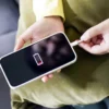 Com que porcentagem de bateria você deve carregar o celular?