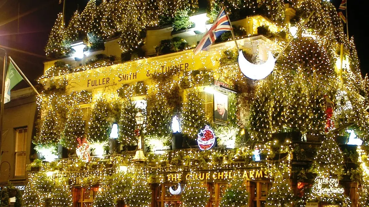 Conheça o pub decorado com 90 árvores de Natal e 35.000 LEDs