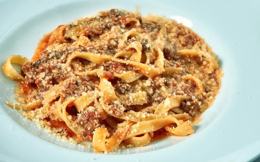 Macarronada à bolonhesa: a receita original direto de um italiano