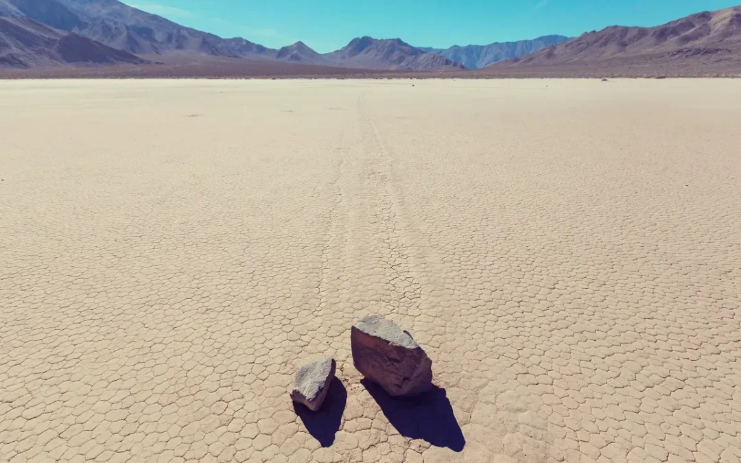 Conheça o deserto incrível em que pedras se movem sozinhas